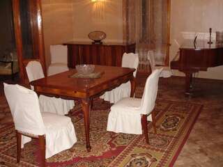 Гостевой дом Guest House Deda Lali Кутаиси Двухместный номер с 2 отдельными кроватями и дополнительной кроватью-3