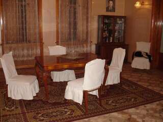 Гостевой дом Guest House Deda Lali Кутаиси Двухместный номер с 2 отдельными кроватями и дополнительной кроватью-2